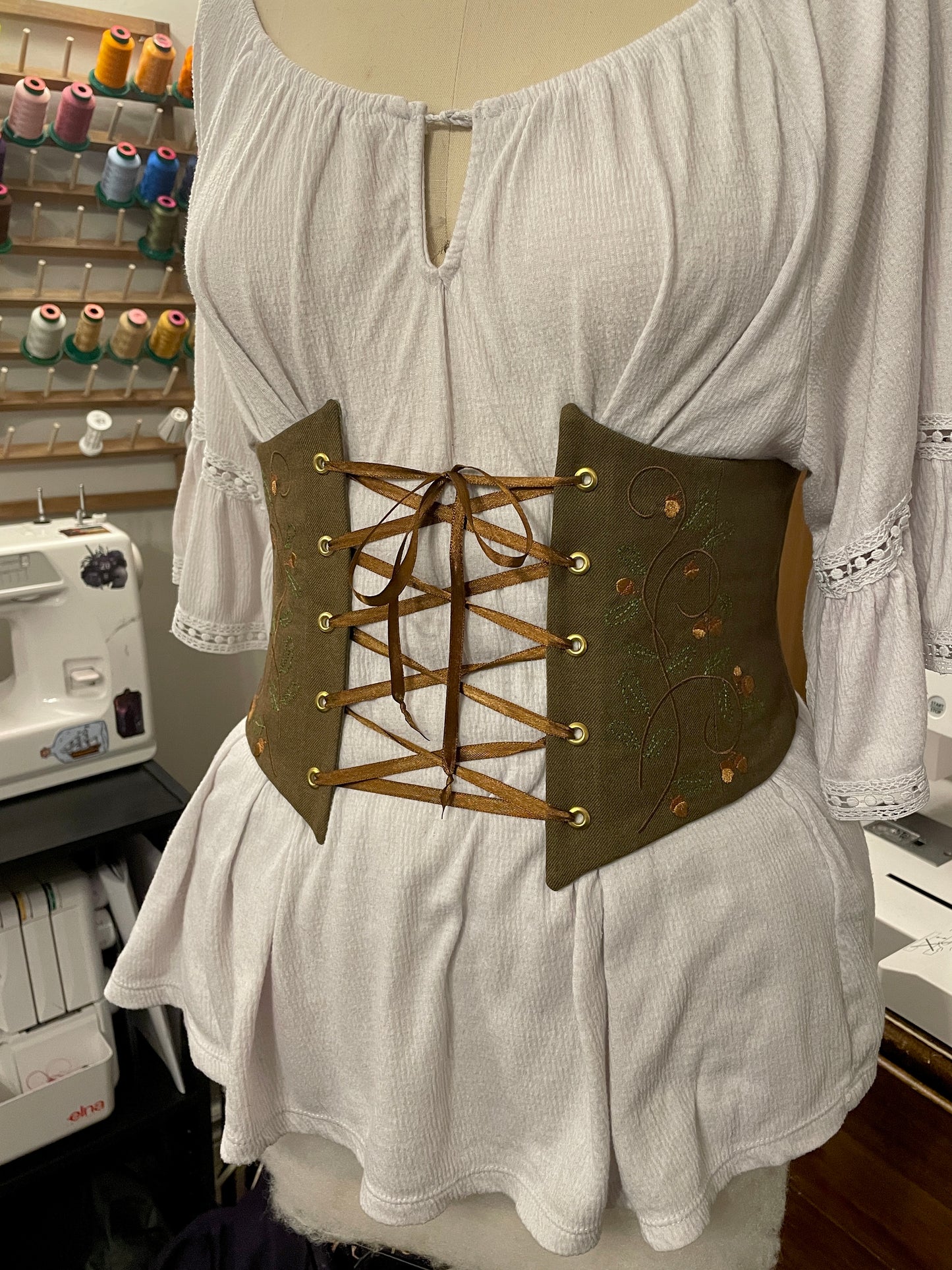 Oak Vine Embroidered Waist Cinch