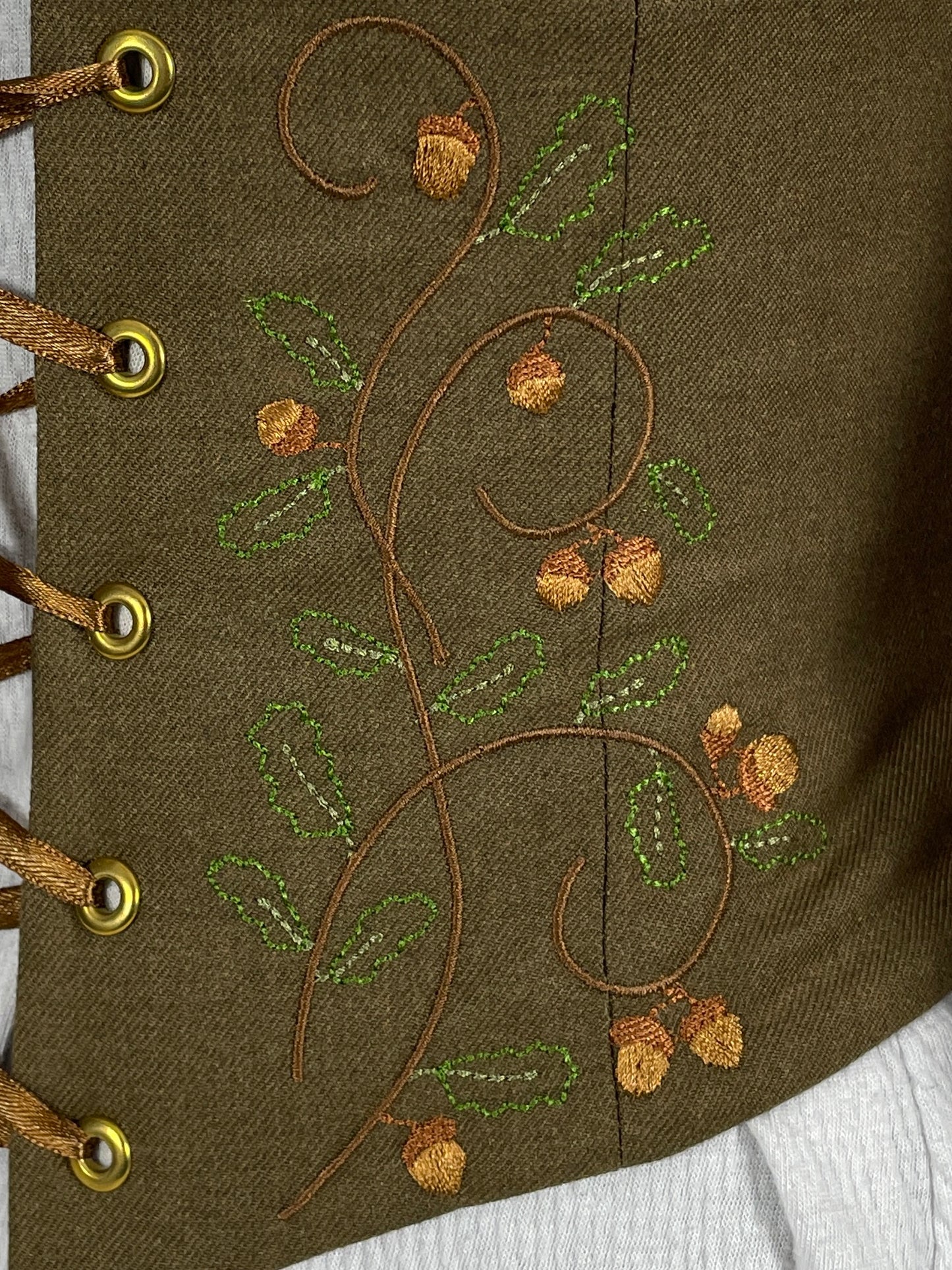 Oak Vine Embroidered Waist Cinch