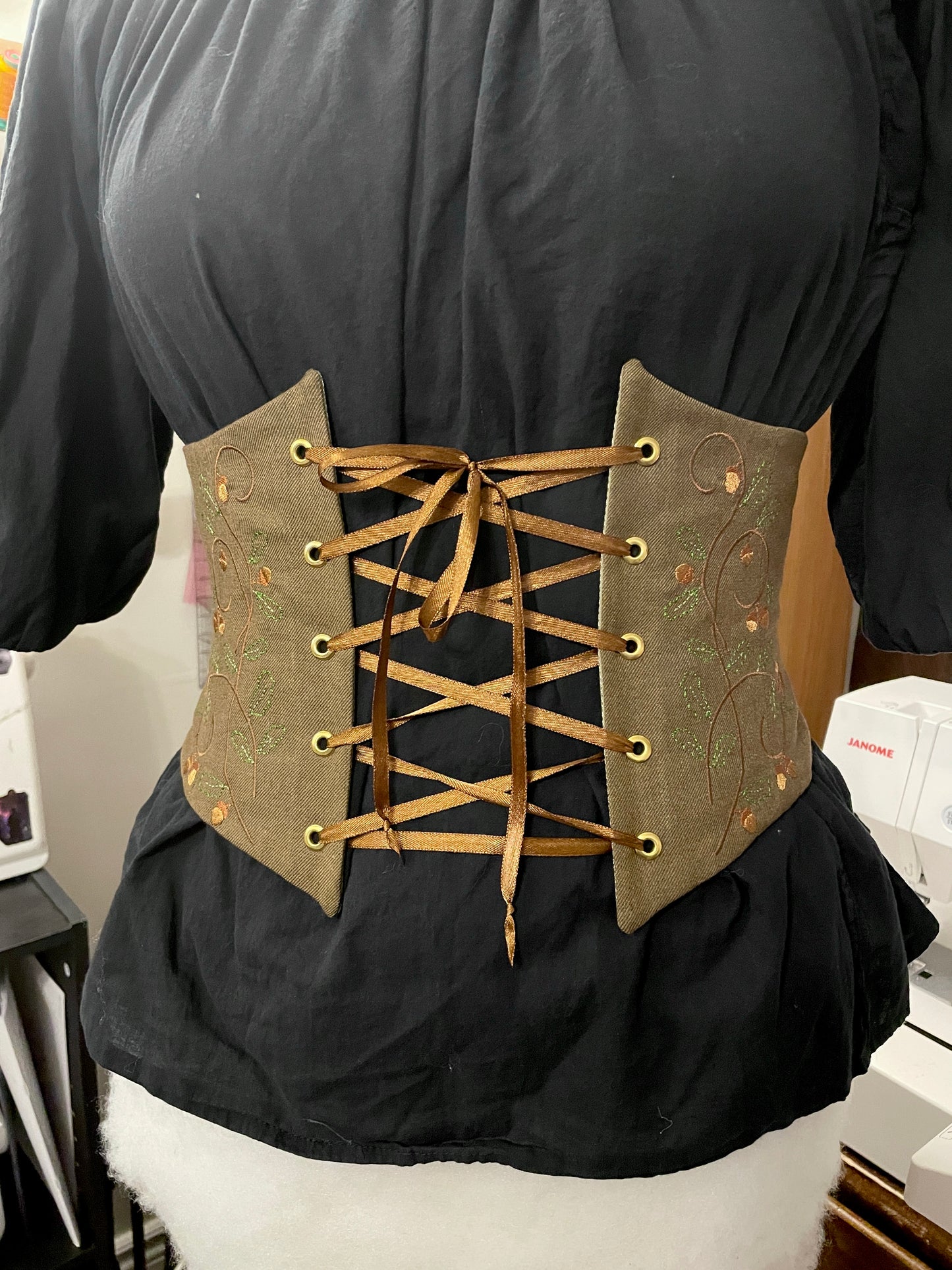 Oak Vine Embroidered Waist Cinch