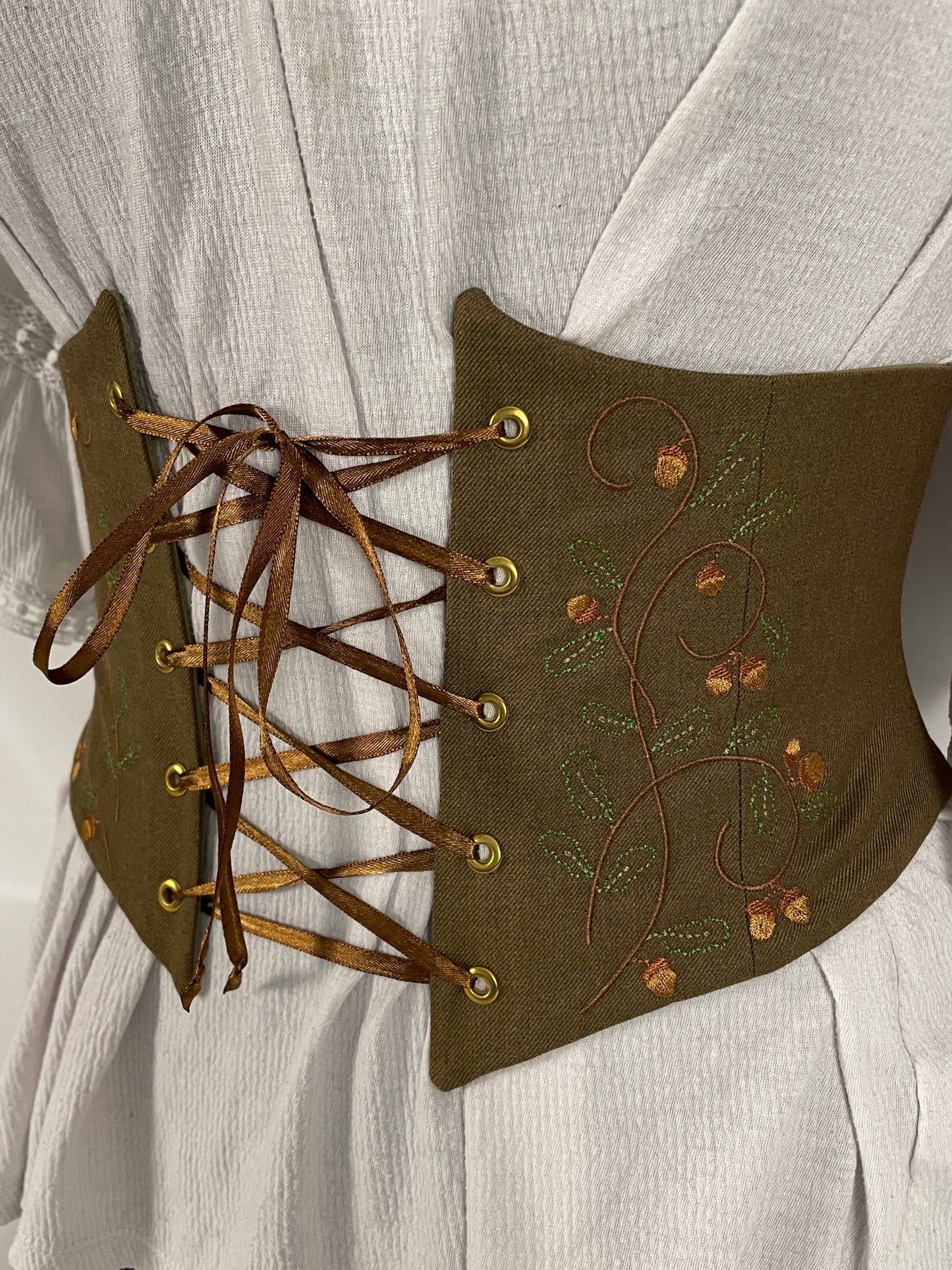 Oak Vine Embroidered Waist Cinch