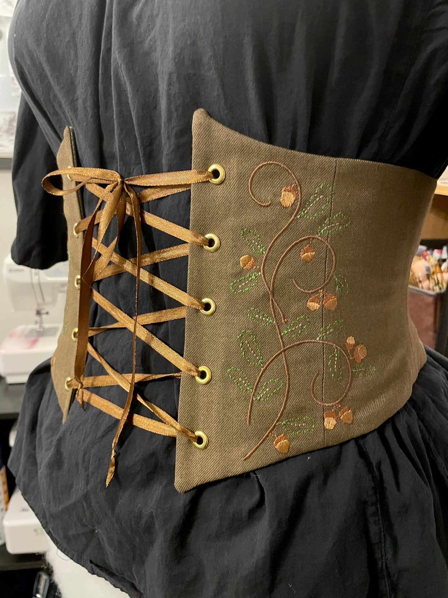 Oak Vine Embroidered Waist Cinch