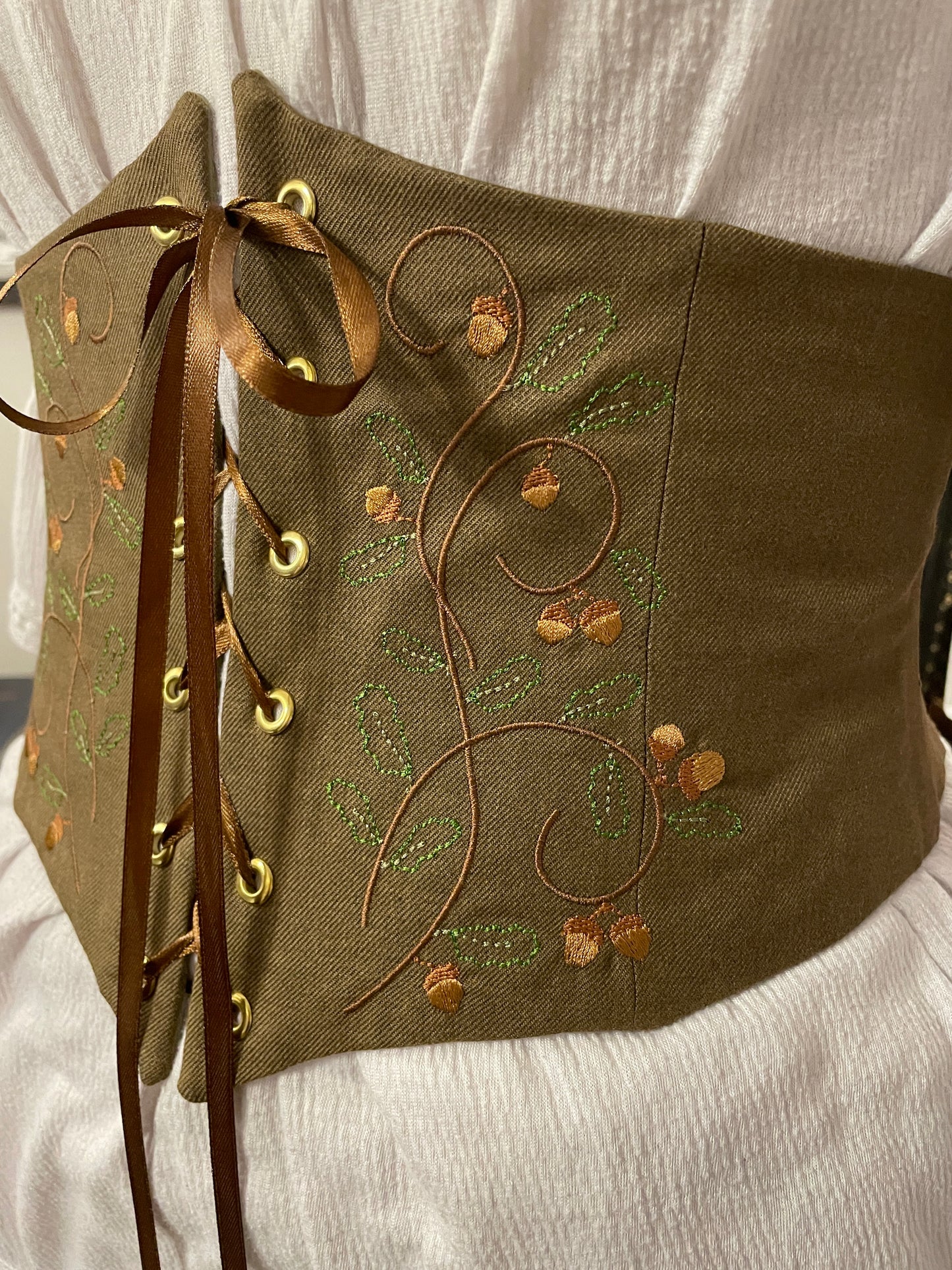 Oak Vine Embroidered Waist Cinch