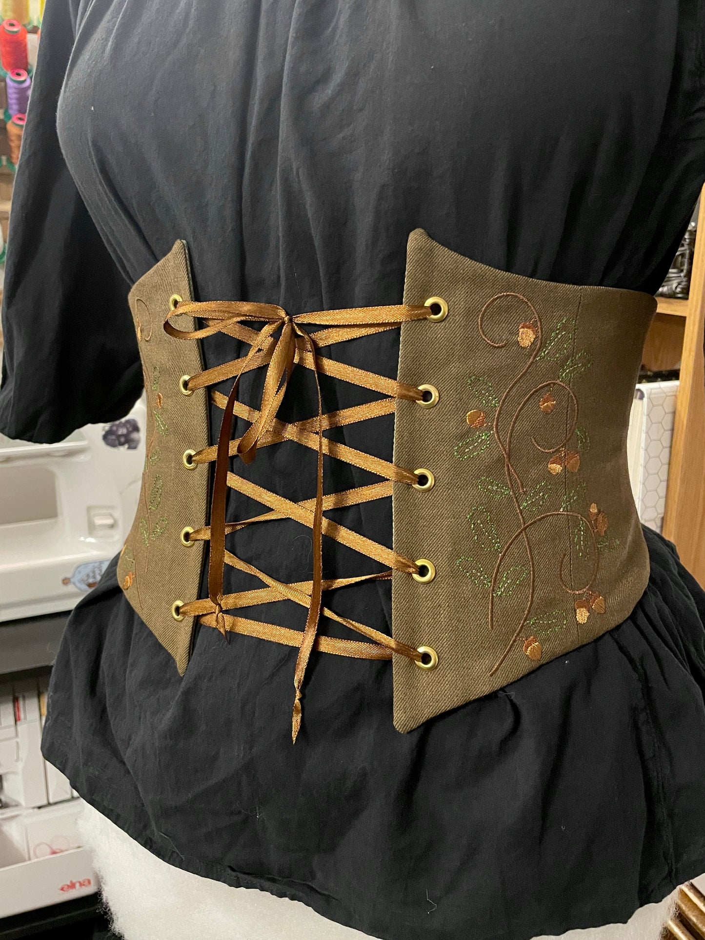 Oak Vine Embroidered Waist Cinch