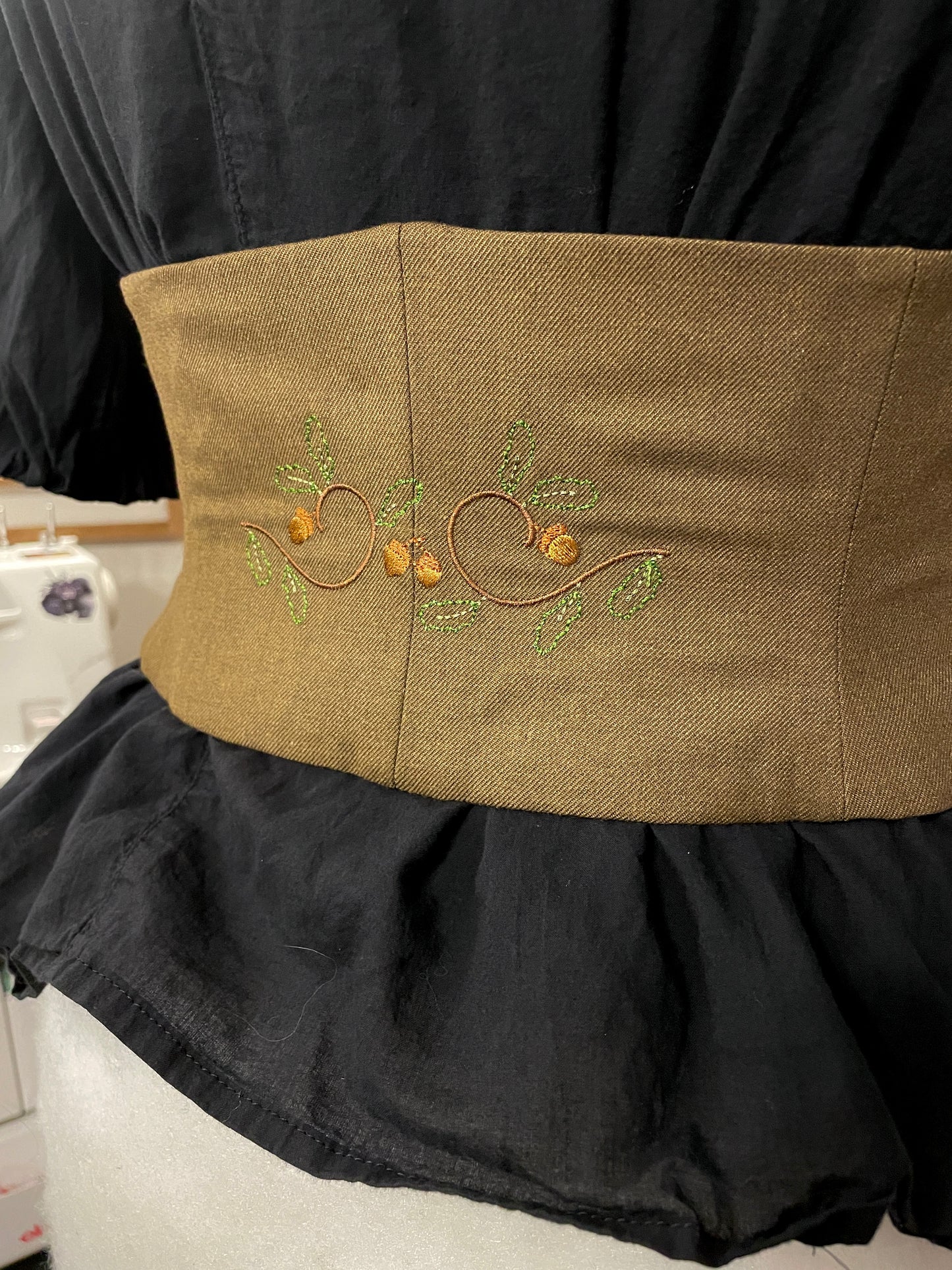 Oak Vine Embroidered Waist Cinch