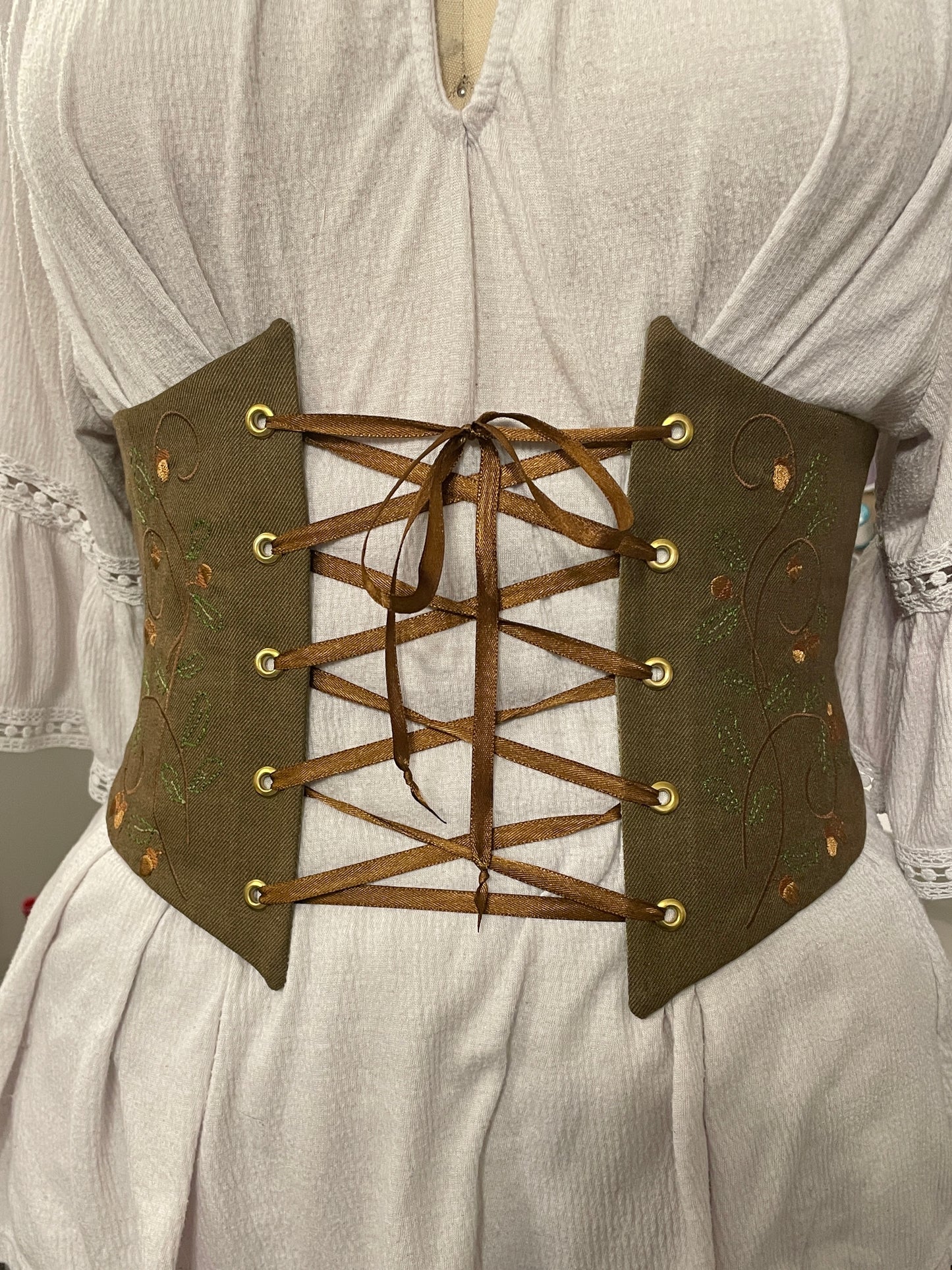 Oak Vine Embroidered Waist Cinch