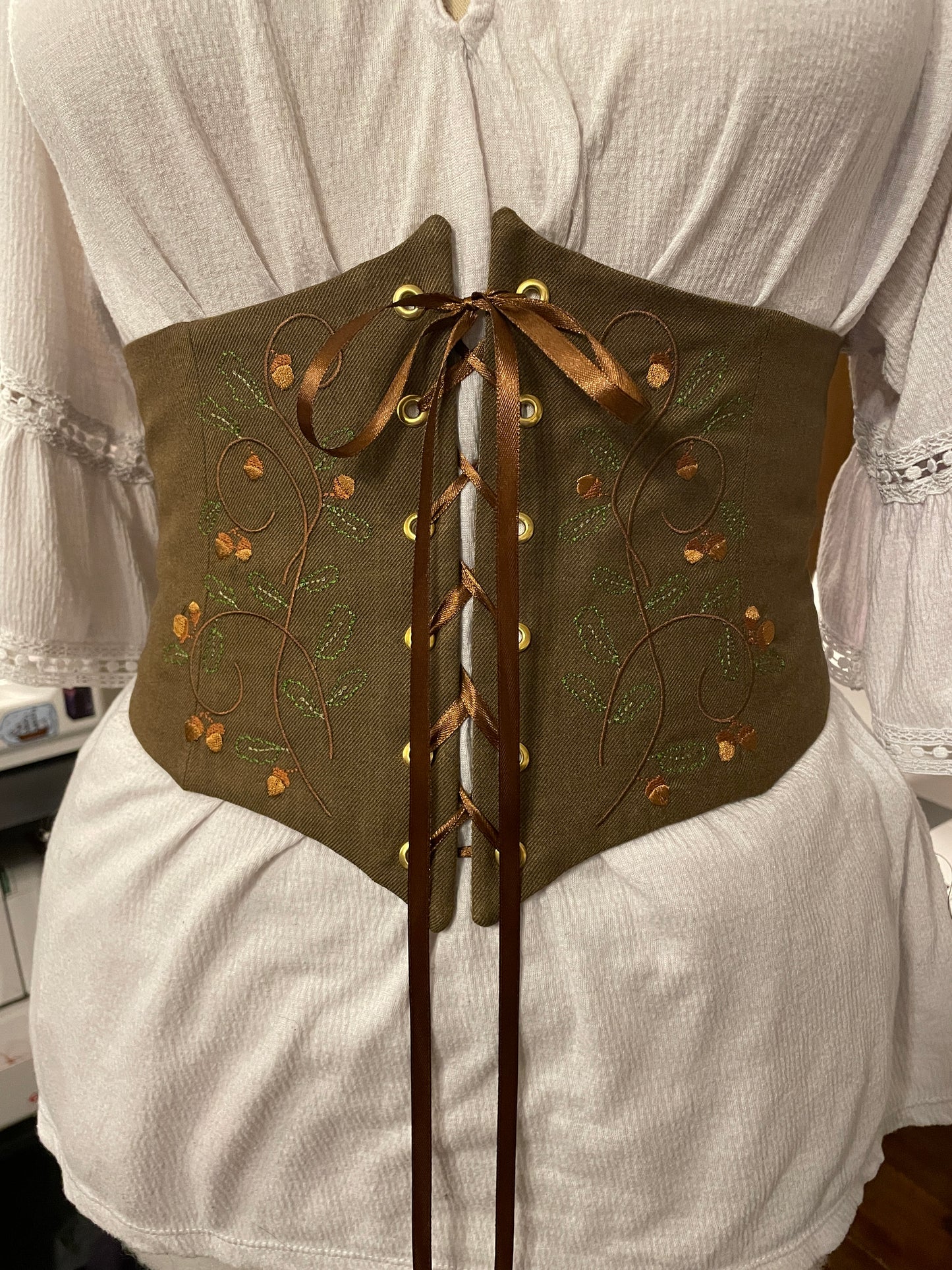 Oak Vine Embroidered Waist Cinch