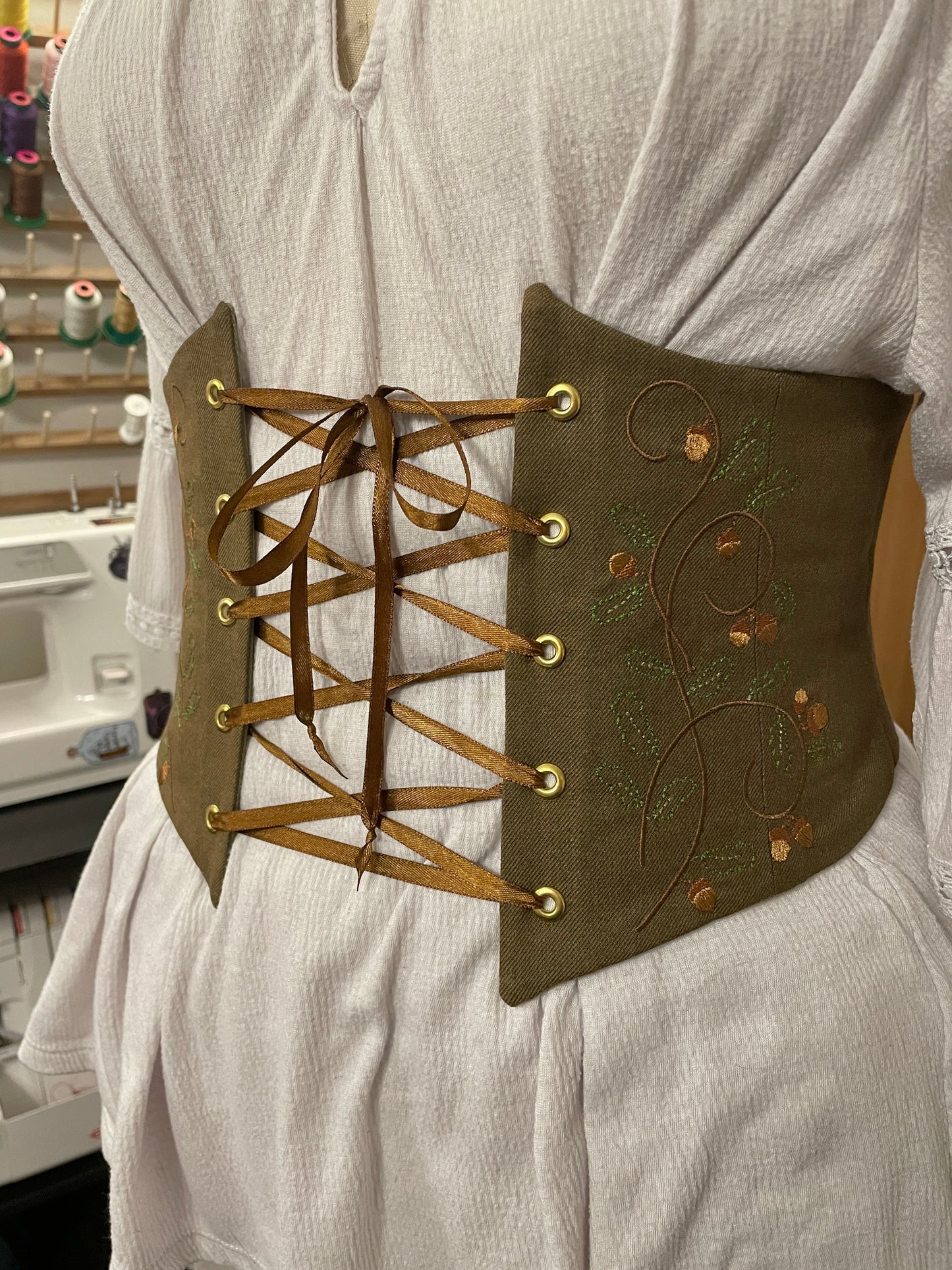 Oak Vine Embroidered Waist Cinch